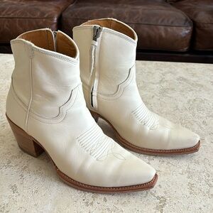 Tecovas “The Daisy” zip bootie in Bone Bovine, size 9.5